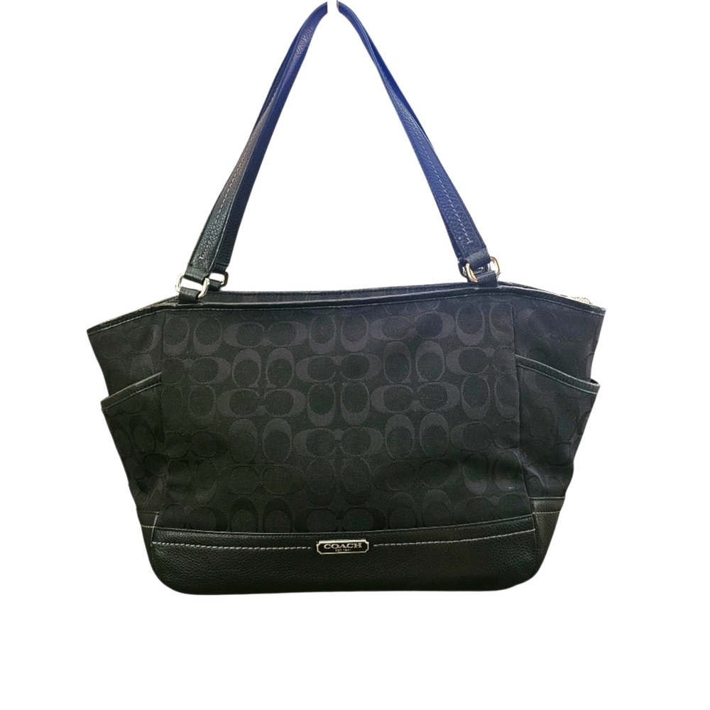 This is a Coach Park Signature Carrie Tote in Black